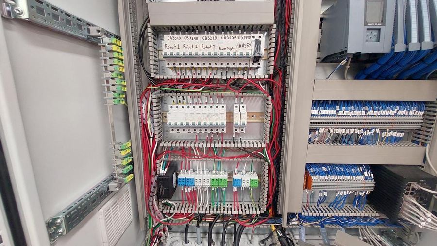 Detalle del cableado y los componentes de un tablero eléctrico.