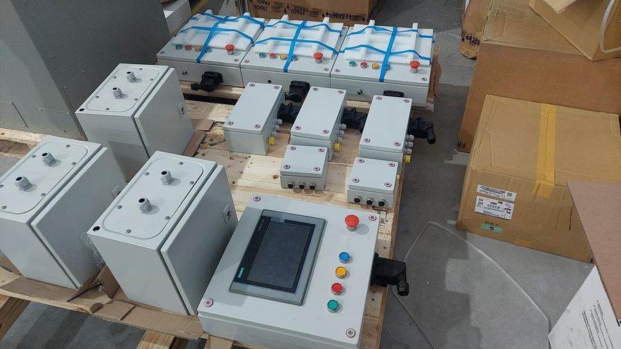Dispositivos y controles de operación sobre una mesa de trabajo.